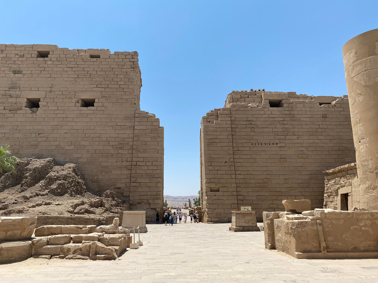 Ingang van de Luxor tempel met stenen pylonen in Egypte