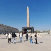 Ingang van het Grand Egyptian Museum (GEM) bij de piramides van Gizeh met de hangende obelisk