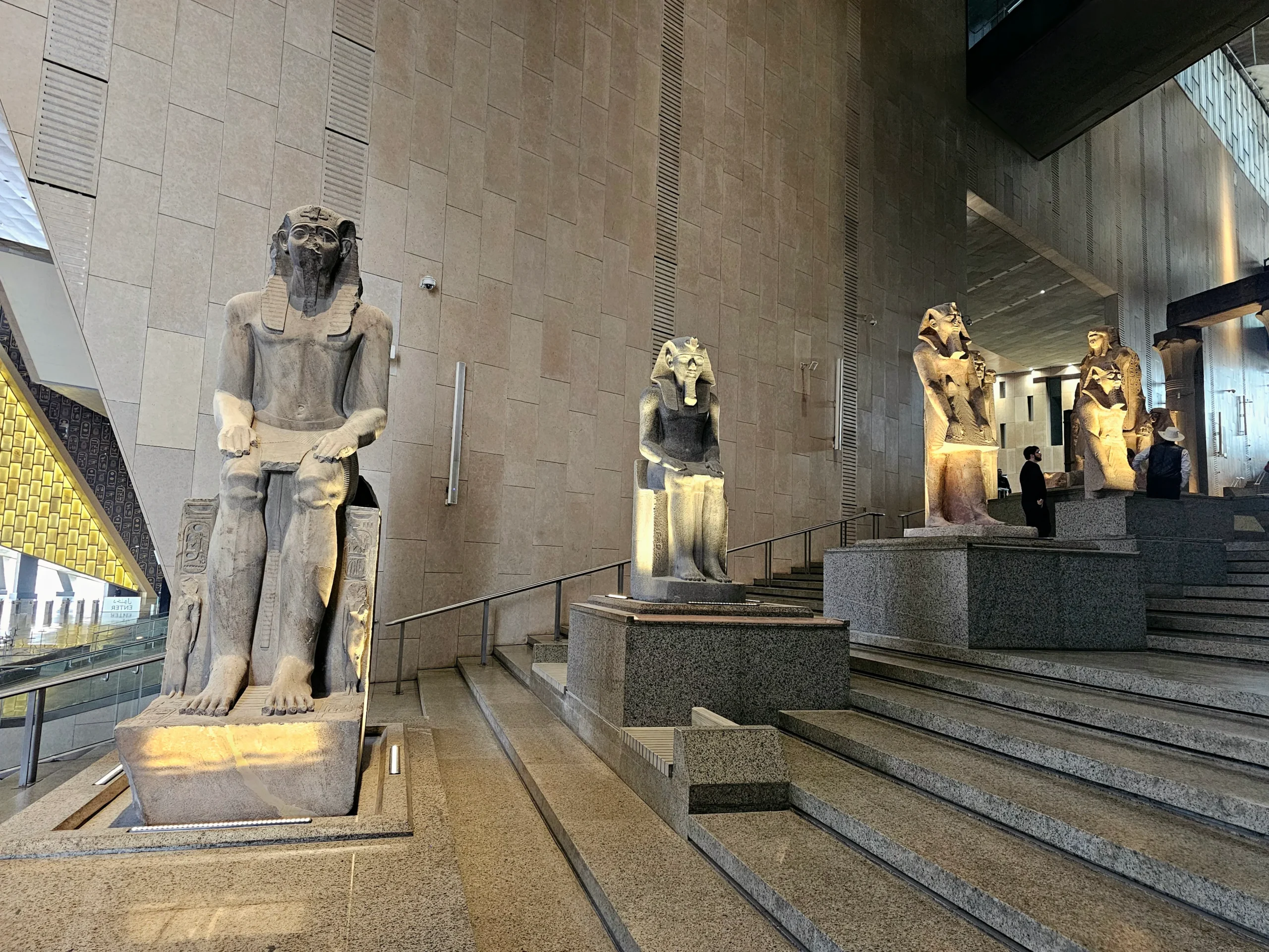 Rij farao-beelden op de Grote Trap van het Grand Egyptian Museum in Gizeh