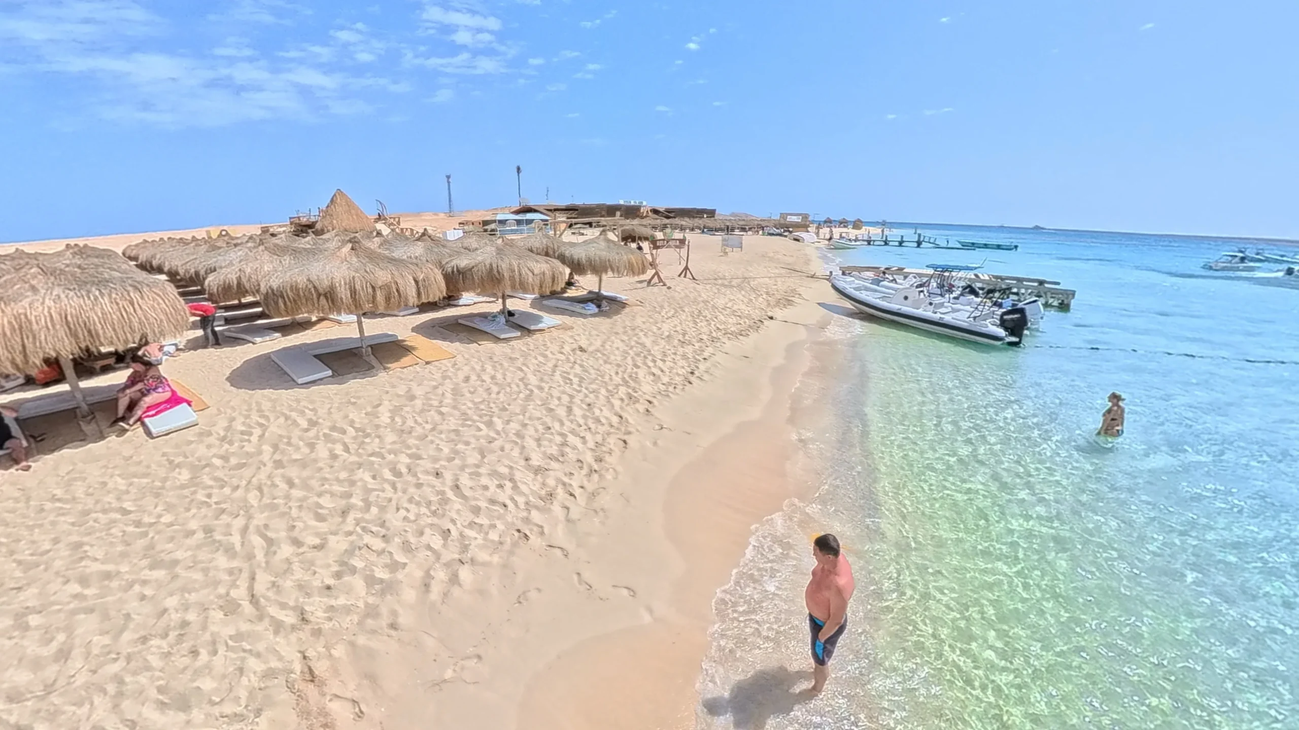 Hurghada in december: tropisch strand met parasols en helder turquoise water aan de Rode Zee