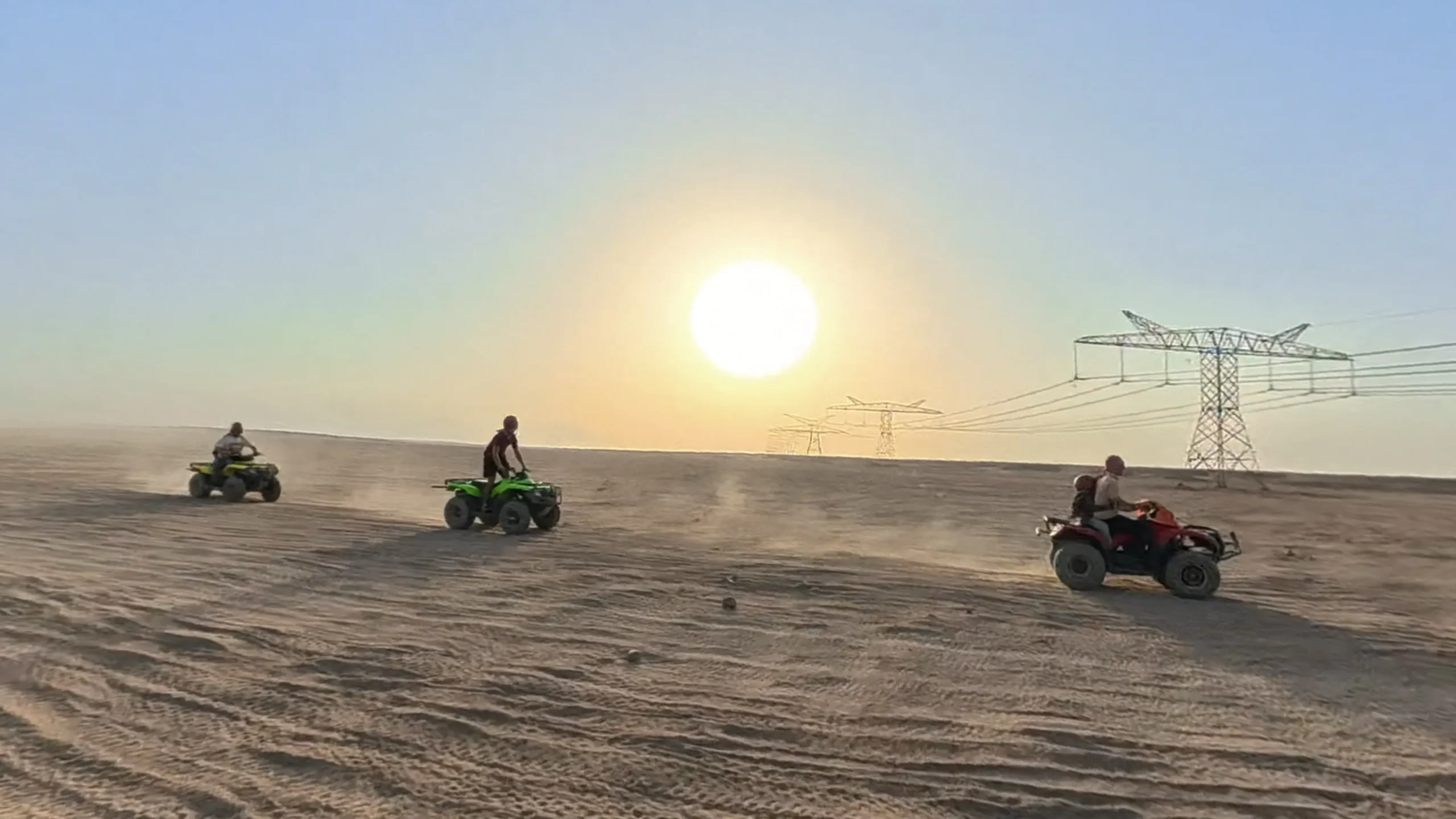 Quads rijden door de woestijn bij zonsondergang, een populair winteruitje in Hurghada
