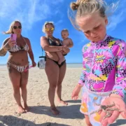 Gezin met kinderen geniet van een strandexcursie op een eiland bij Hurghada, Egypte