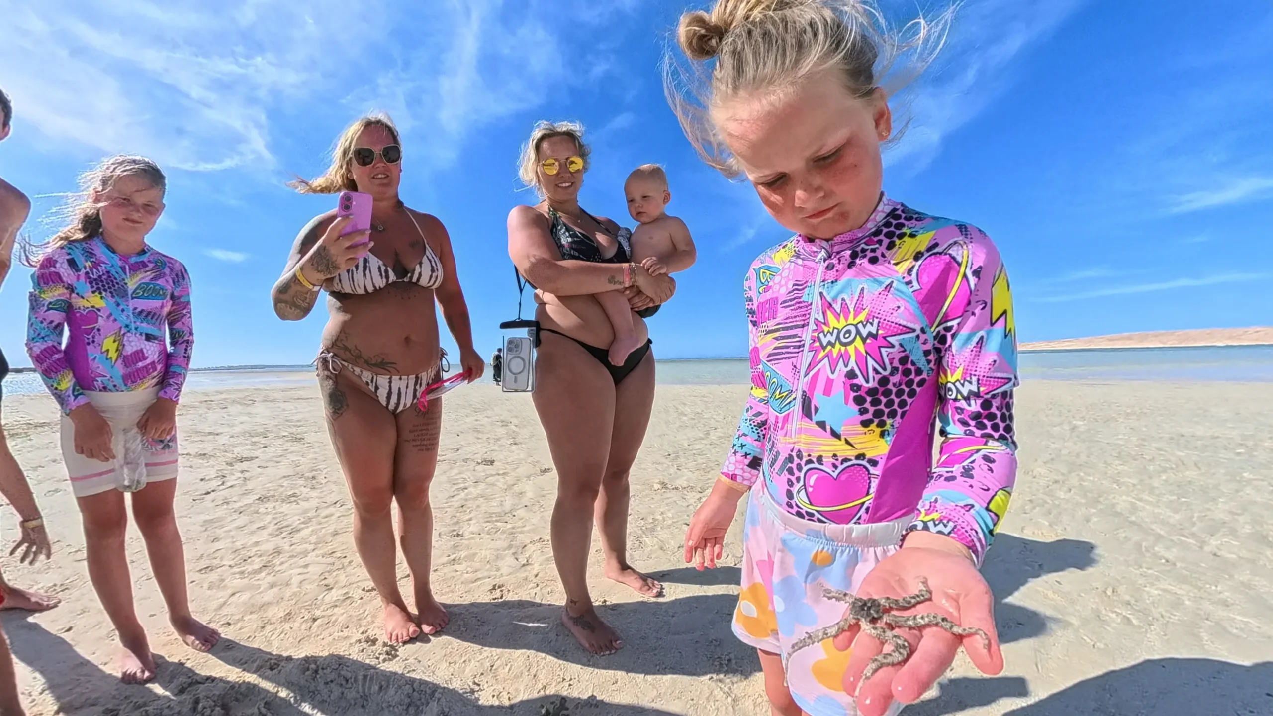 Excursies Hurghada met kinderen: gezin geniet van een strandexcursie op een eiland bij Hurghada