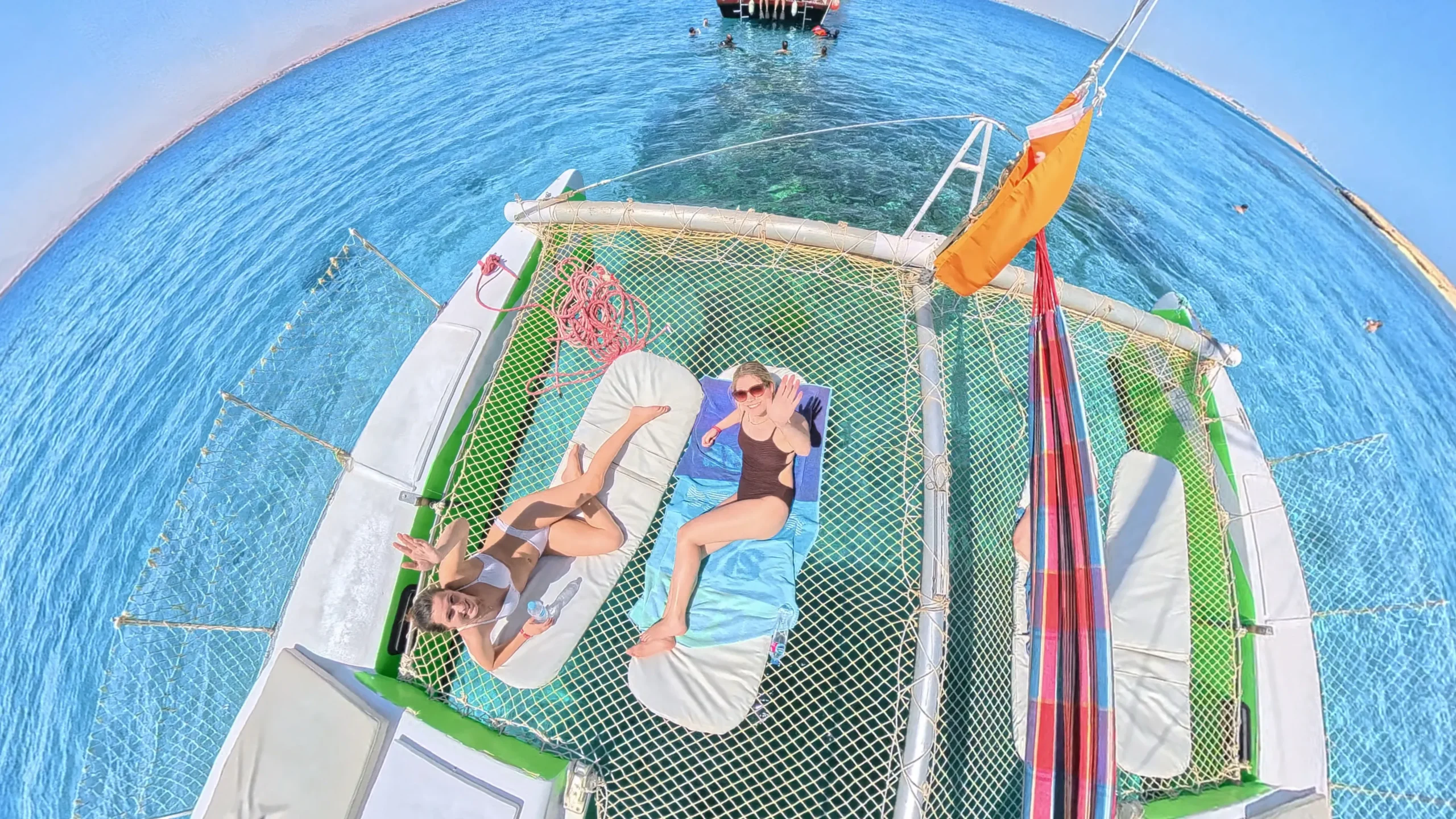 Toeristen ontspannen op een catamaran boot boven helder turquoise water in Hurghada