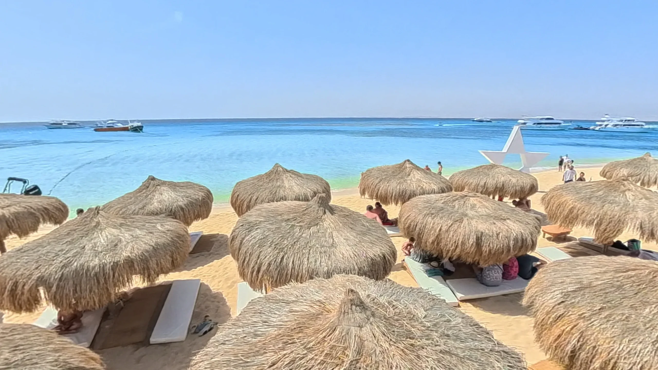 Strandclub met parasols aan de Rode Zee als sfeerbeeld voor Mahmya Island