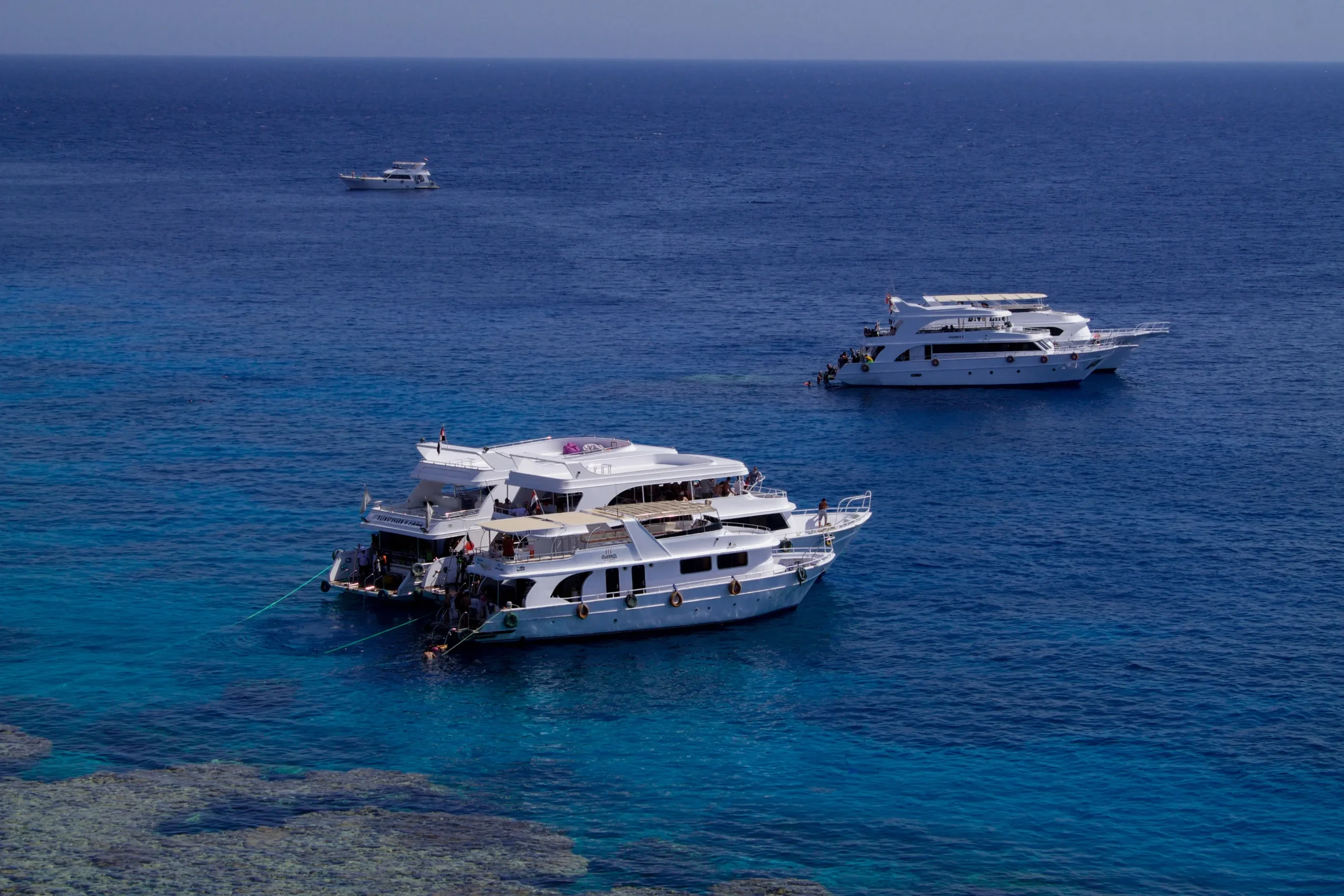 Luxe jachten en boten op het diepblauwe water van de Rode Zee bij Hurghada