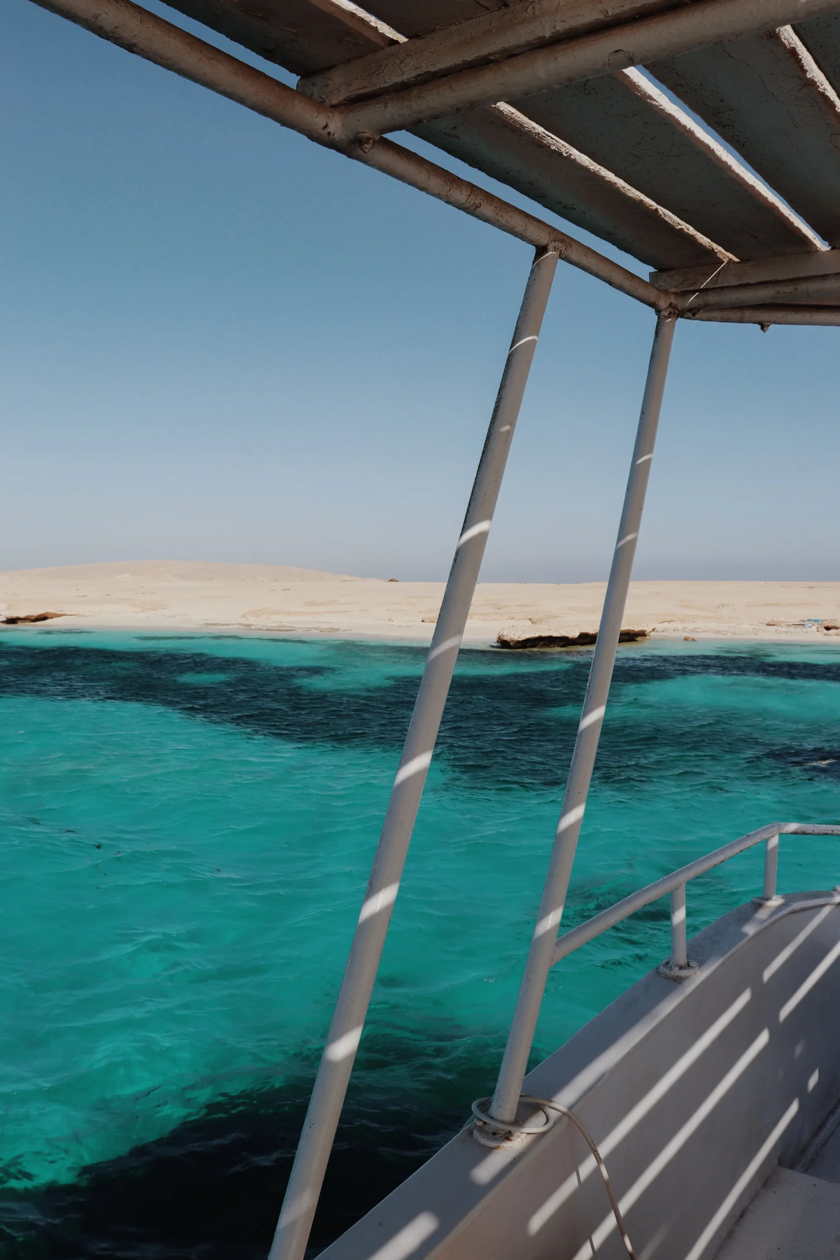 Helder turquoise water van de Rode Zee gezien vanaf een boot bij Hurghada in de zomer