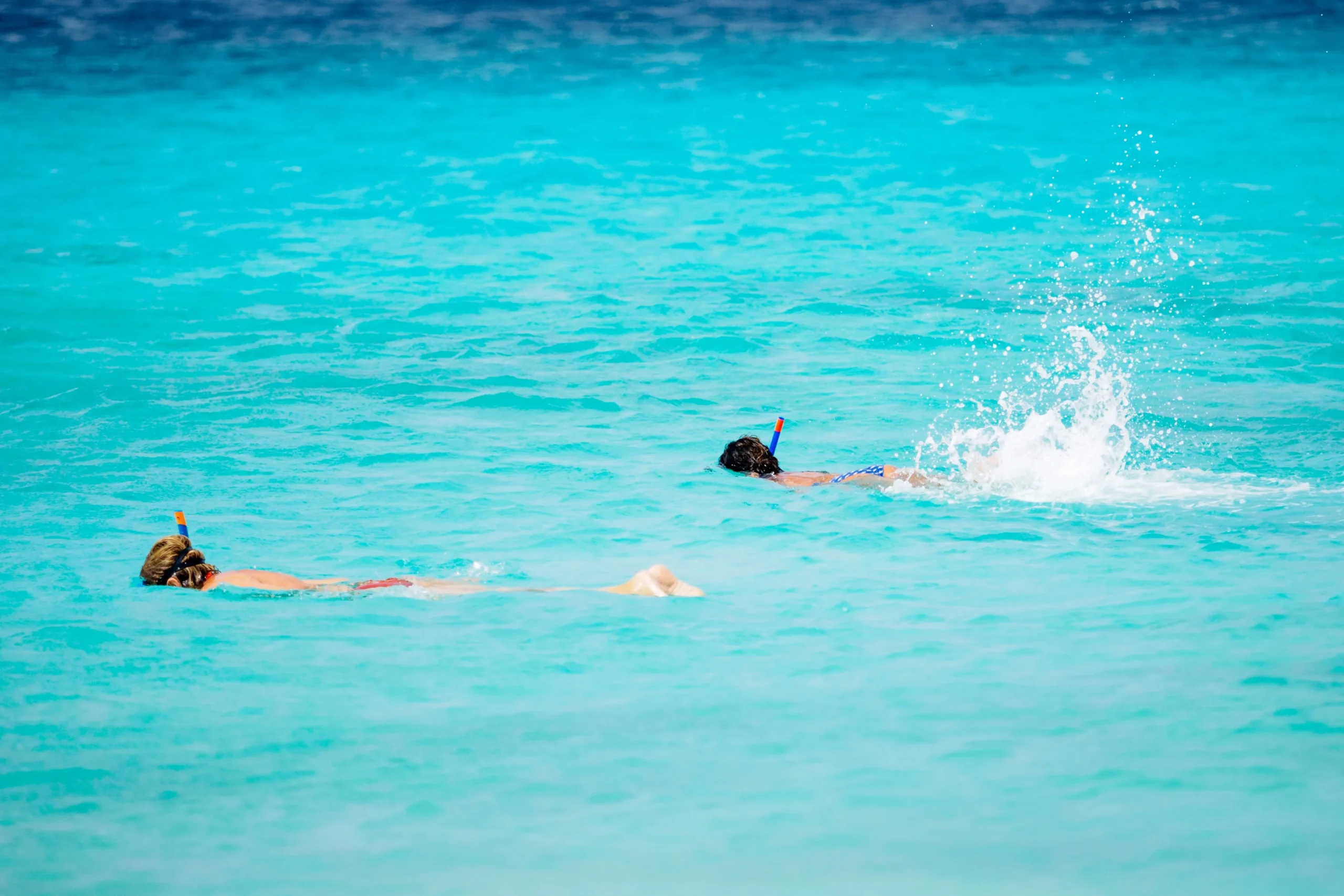 Snorkelaar drijft boven helder turquoise water tijdens het snorkelen bij Hurghada