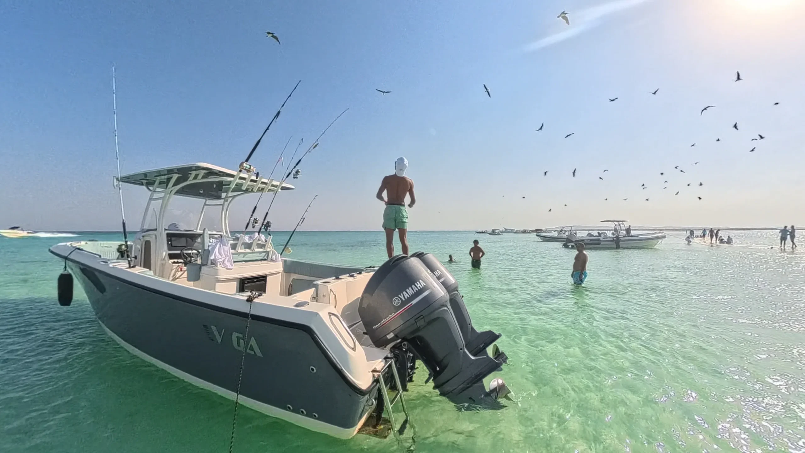 Excursies Hurghada prijzen: boot op turquoise water bij Orange Bay tijdens een dagtrip