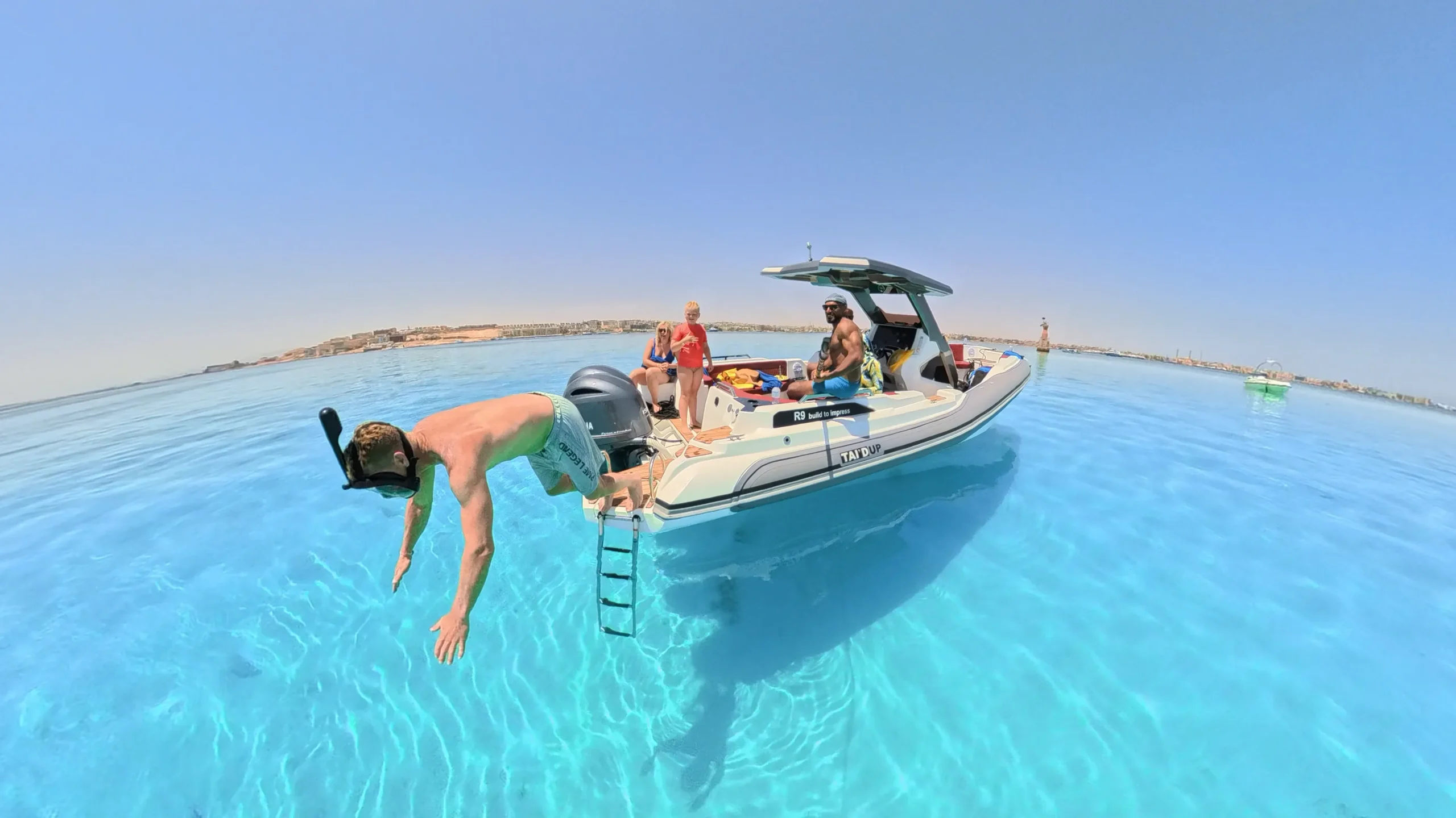 Privé speedboot bij Hurghada met een gast die in helder water gaat snorkelen