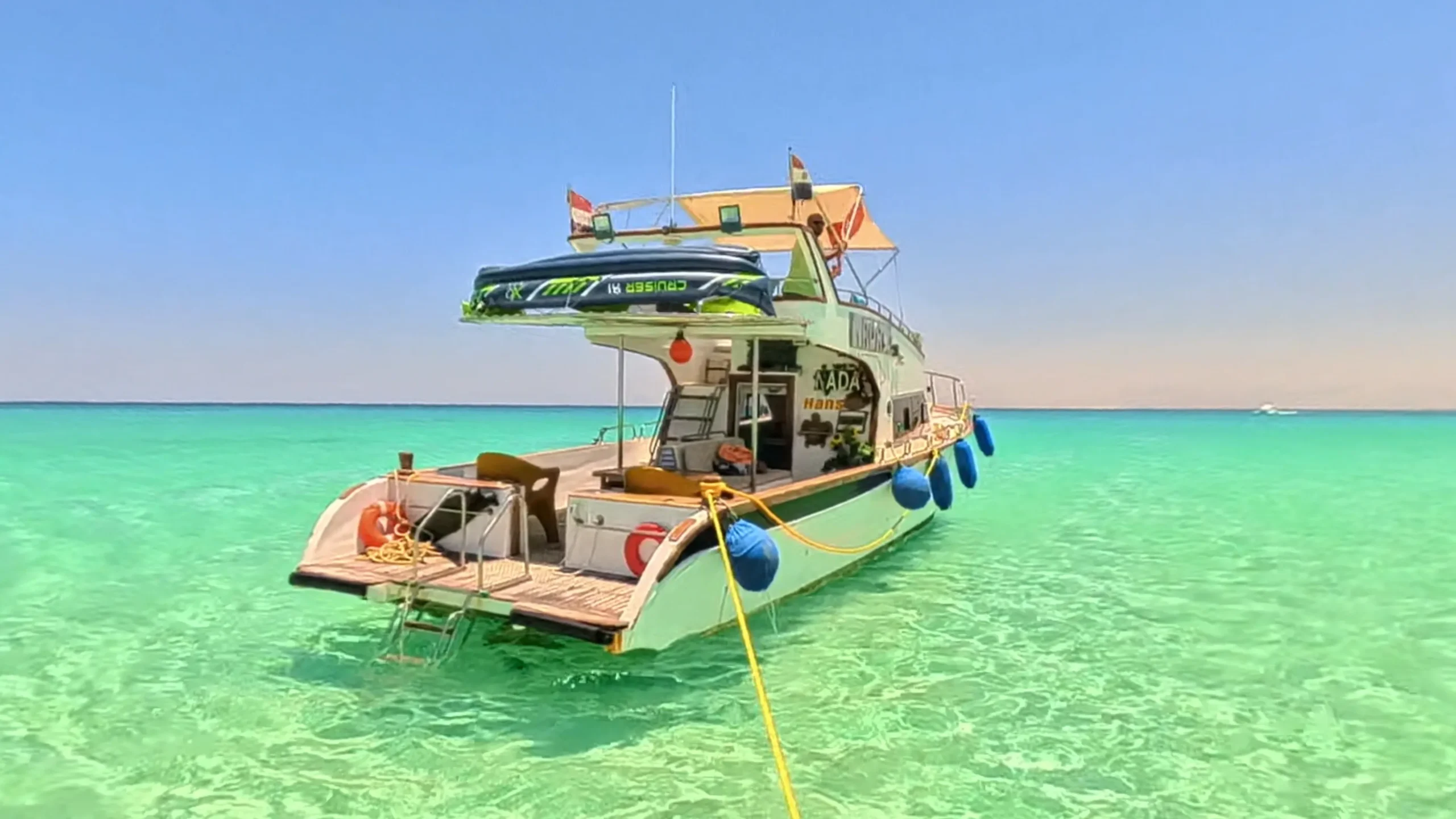 Excursieboot in turquoise water bij Orange Bay Hurghada