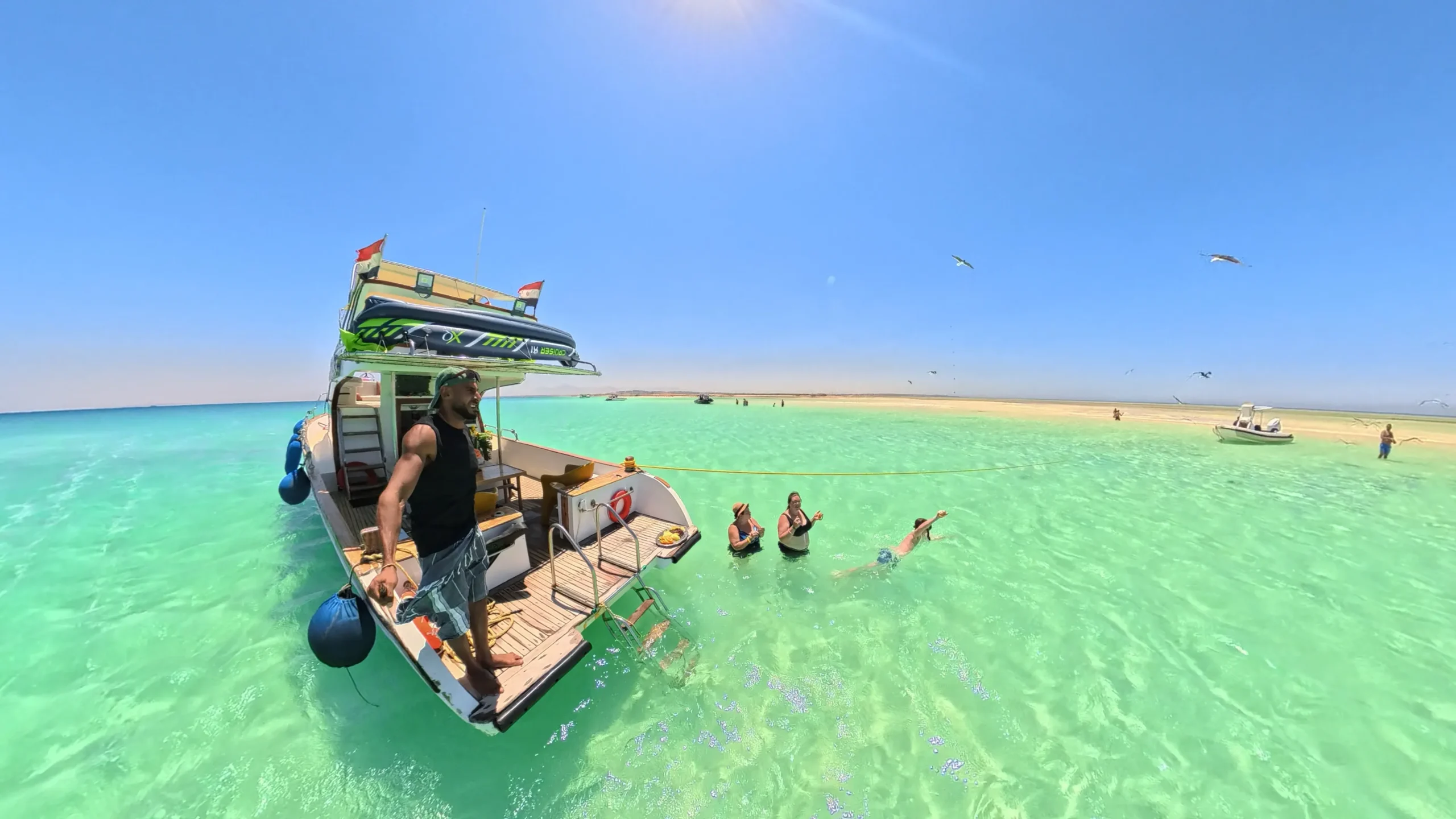 Snorkelboot bij een zandbank tijdens een Orange Bay Hurghada excursie