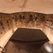 Kleurrijke hierogliefen en muurschilderingen met sarcofaag in een oude Egyptische graftombe in de Vallei der Koningen bij Luxor
