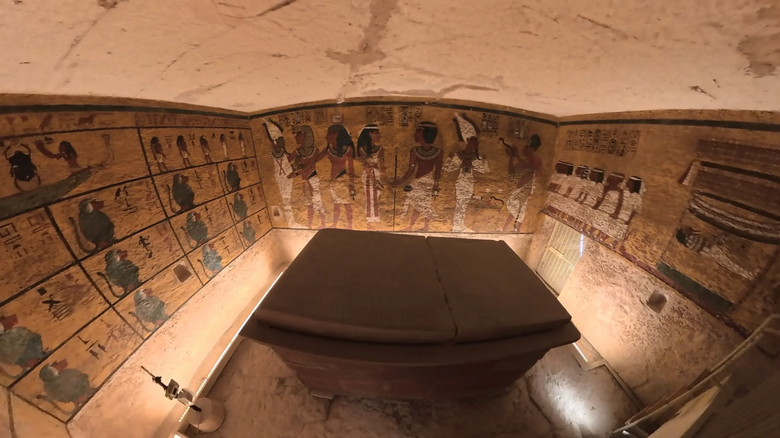Kleurrijke hierogliefen en muurschilderingen met sarcofaag in een oude Egyptische graftombe in de Vallei der Koningen bij Luxor